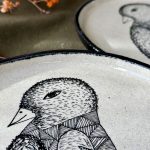 Assiette LE PINGOUIN en grès blanc chamotté avec motif pingouin dessiné à la main