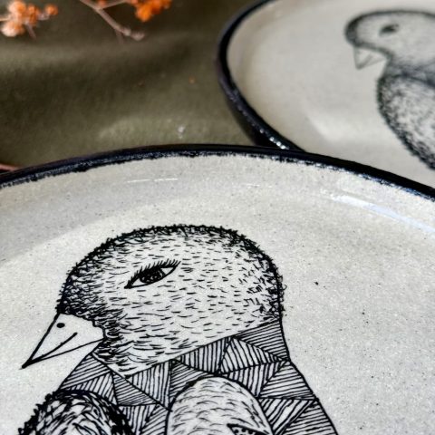 Assiette LE PINGOUIN en grès blanc chamotté avec motif pingouin dessiné à la main