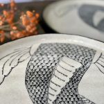 Assiette LE POISSON en grès blanc chamotté avec décor poisson dessiné à la main