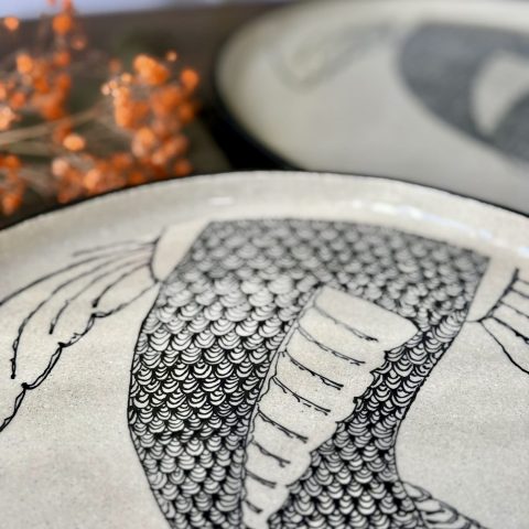 Assiette LE POISSON en grès blanc chamotté avec décor poisson dessiné à la main
