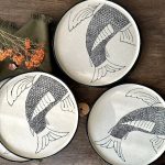 Assiettes artisanales en grès blanc chamotté de la collection Terre Sauvage avec décor poisson