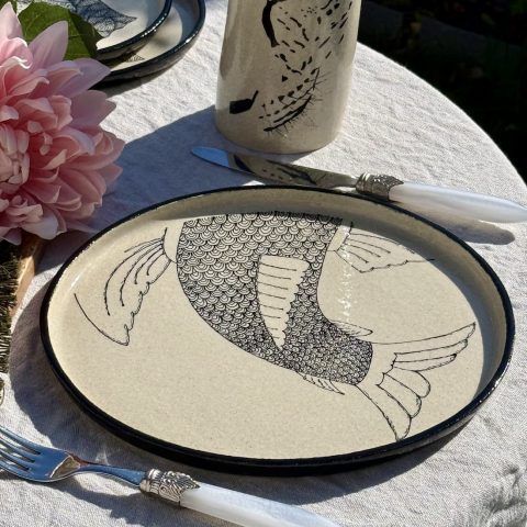 Assiette LE POISSON en grès blanc chamotté mise en scène sur une table