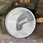 Assiette le Poisson en céramique artisanale sur une table.