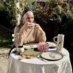 Assiette LE POISSON en céramique artisanale sur une table dressée en extérieur