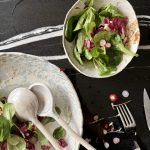 Plat CELESTE avec couverts sur une table avec de la salade et le bol AURORA avec de la salade.