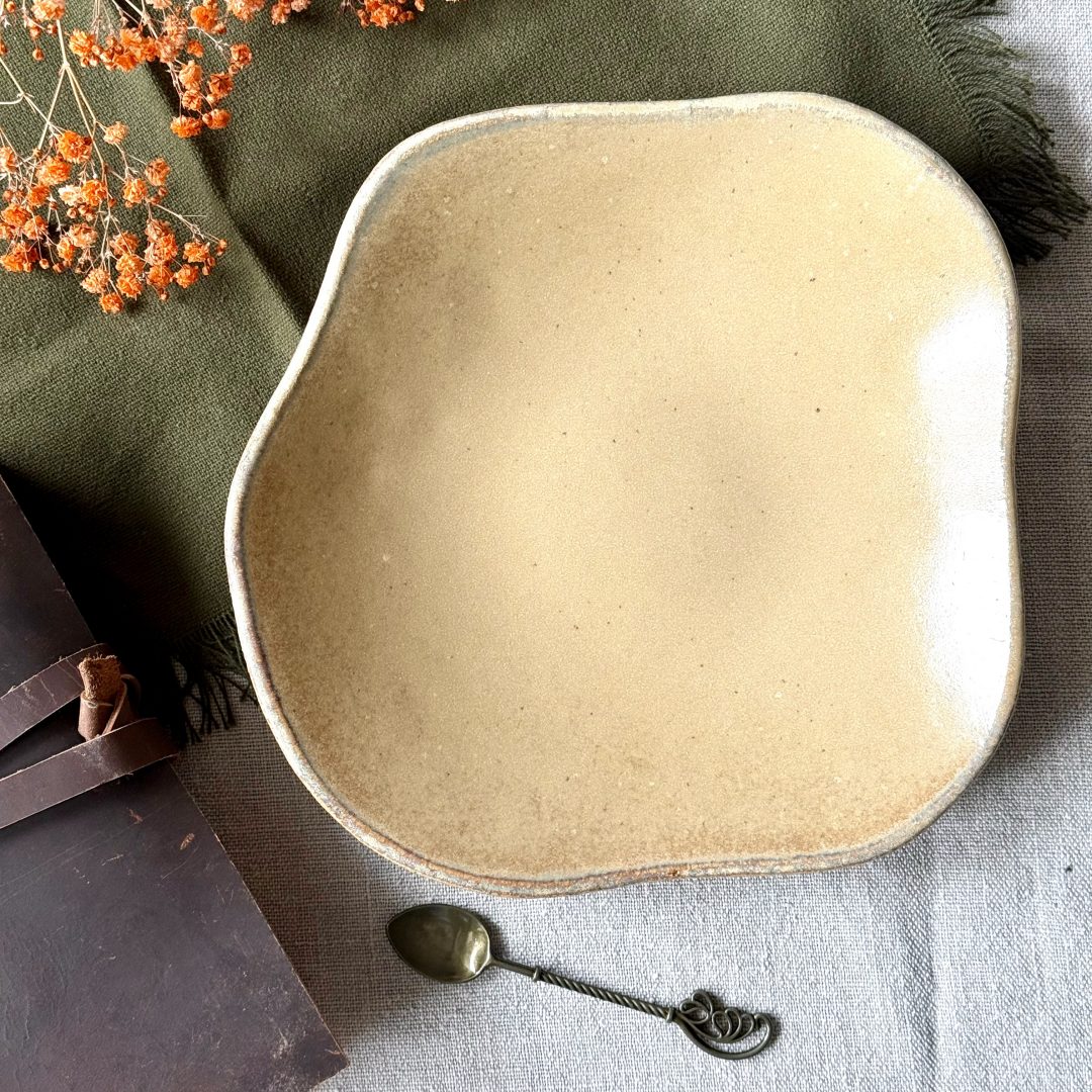 L'assiette LINA en céramique artisanale sur une table.