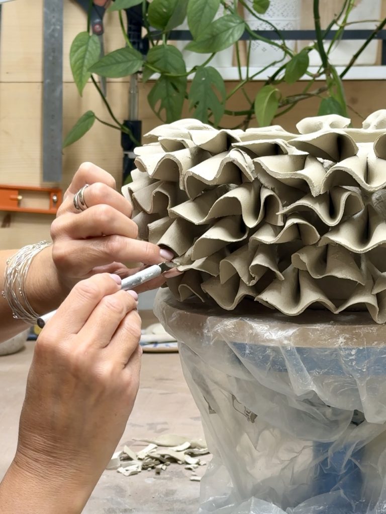 Façonnage du vase EMILE en grès dans mon atelier de céramique artisanale.