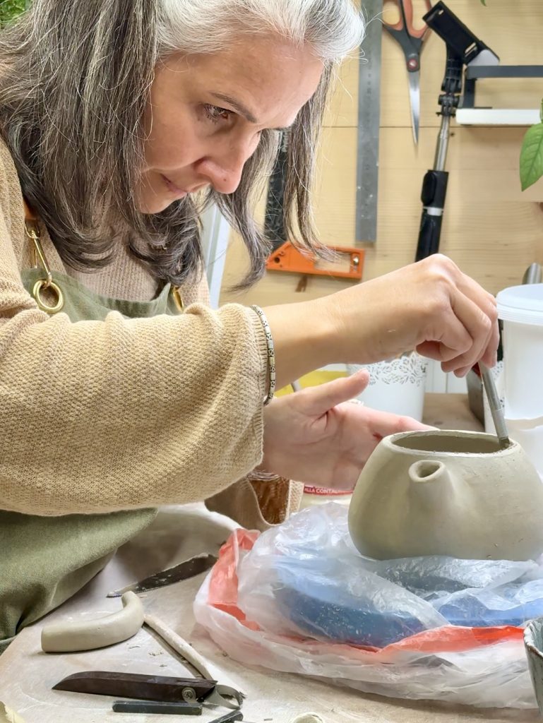 Façonnage de la théière TETSU dans mon atelier en Haute-Savoie.