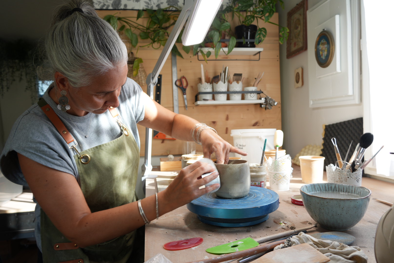 Façonnage d'une tasse en grès faite main dans mon atelier en Haute-Savoie.