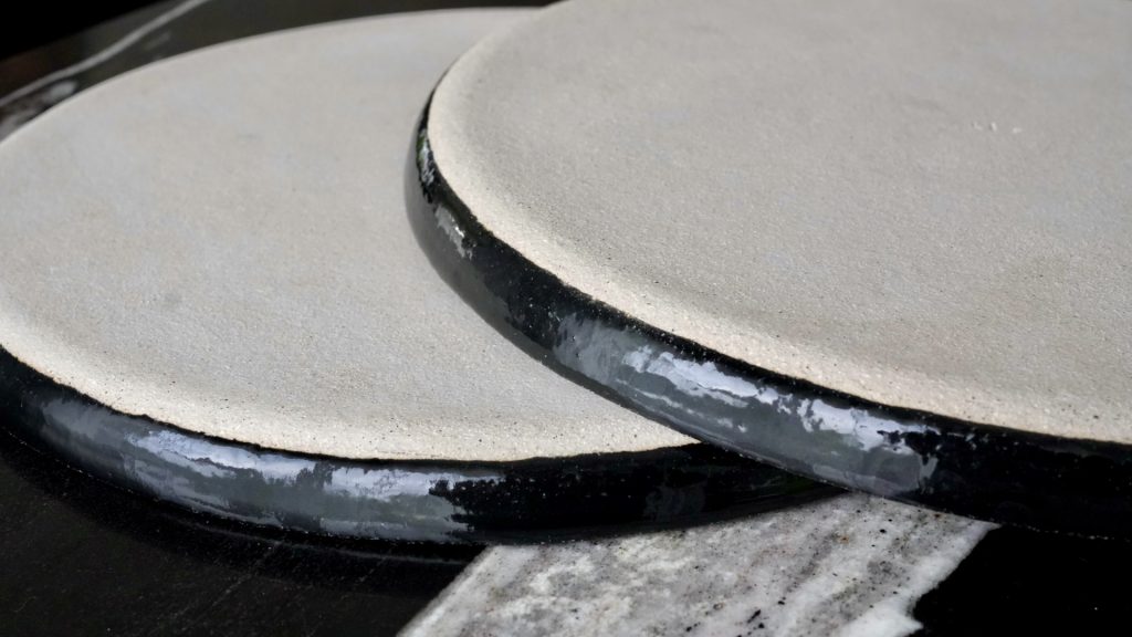 Dessous des assiettes le POISSON en grès blanc chamotté, façonné dans mon atelier en Haute-Savoie.