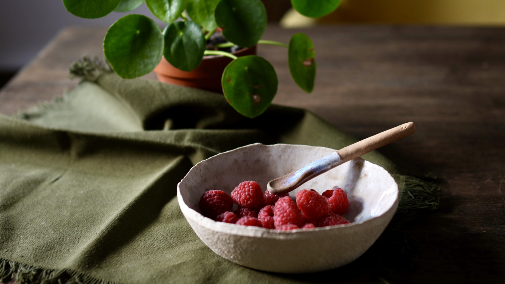 Le bol AURORA sur une table avec une cuillère en grès, façonnés dans mon atelier.
