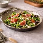 Assiette Jasmina en grès, faite main, utilisée pour servir une salade.