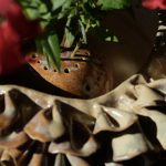 Gros plan sur le bord du vase ÉMILE en céramique artisanale et son dôme visible à l'intérieur.