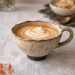 Tasse Aster en grès, faite main, avec un café.