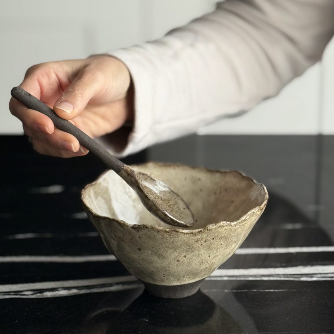 Utilisation du bol camellia en céramique artisanale dans une cuisine.