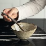 Utilisation du bol camellia en céramique artisanale dans une cuisine.