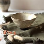 Bol Camellia en grès noir, vue de profil et posée sur une table.