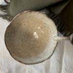 Tasse Aster en céramique artisanale vue de dessus, montrant l’ouverture et l’émail crème.