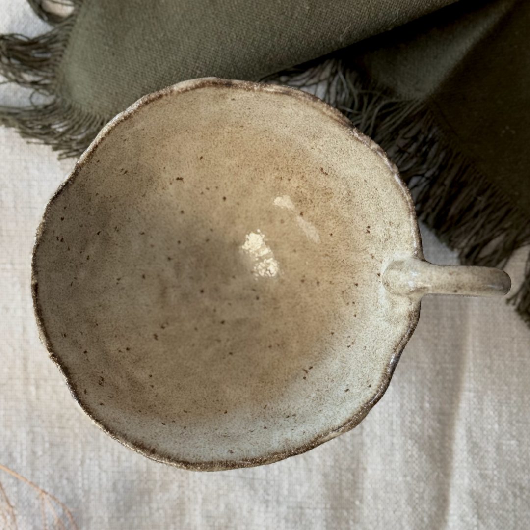 Tasse Aster en céramique artisanale vue de dessus, montrant l’ouverture et l’émail crème.