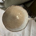 Tasse Aster en céramique artisanale vue de dessus, montrant l’ouverture et l’émail crème.