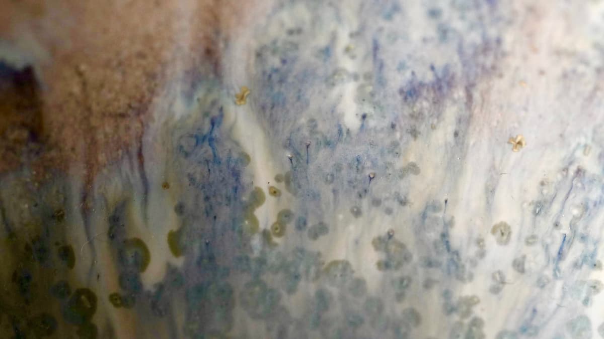 Détail en macro de l'émail du bol AURORA, avec ses nuances et textures uniques.