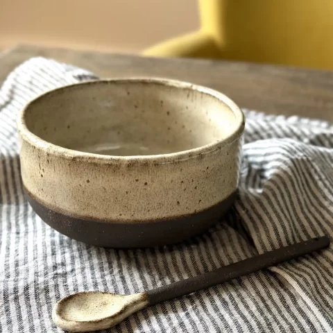 cuillère Rosa en céramique artisanale avec le bol DEmba sur une table.