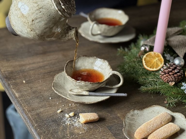 Table de Noël dressée pour l'heure du thé avec la théière Cosmos, la tasse Lilium, la sous-tasse Dahlia et la cuillère Rosa de la collection Flor, en céramique artisanale