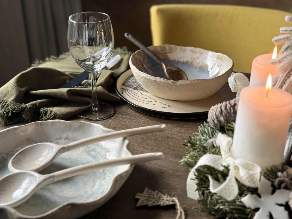Table dressée pour Noël avec de la vaisselle artisanale de Lis Céramique