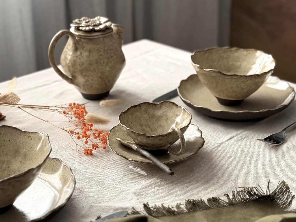 table dressée avec de la vaisselle artisanale de la collectionn Flor