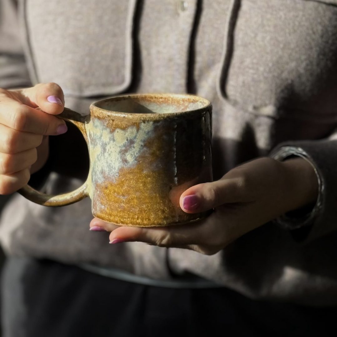 Mug Garance en céramique artisanale entre mes mains