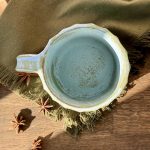 Vue de haut du grand mug KAITO, fait main en céramique artisanale.