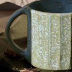 Vue rapprochée du grand mug KAITO, réalisé en céramique artisanale.