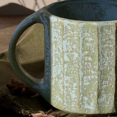 Vue rapprochée du grand mug KAITO, réalisé en céramique artisanale.
