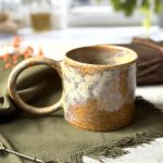 Le mug GARANCE en céramique artisanale posé sur une table dans la cuisine.