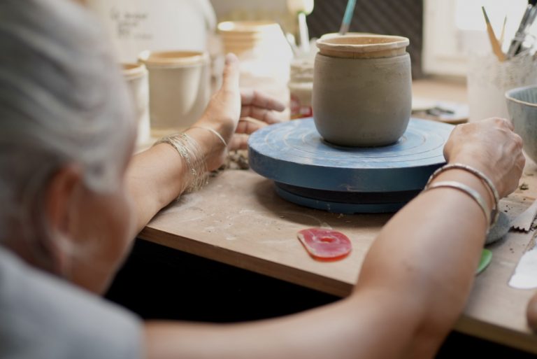 Création d'une tasse en grès avec la technique de la plaque dans mon atelier en Haute-Savoie.
