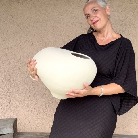 Amphore Équilibre en grès chamotté portée par la céramiste Lis – pièce unique sculpturale