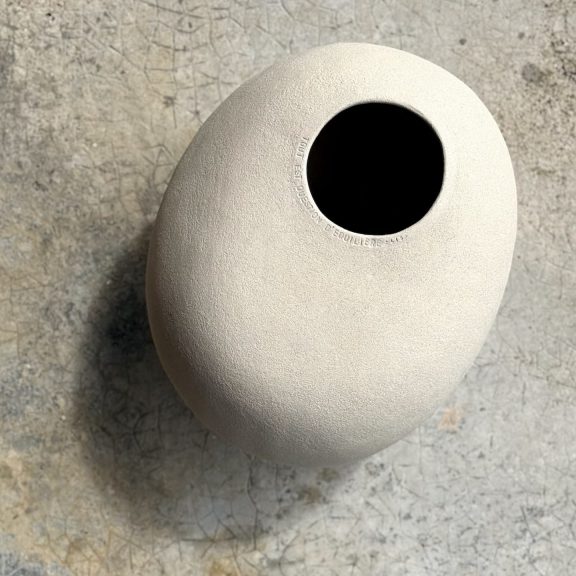 Vue du dessus de l’amphore Équilibre en grès chamotté façonnée à la main