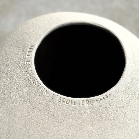 Détail de l’inscription “tout est question d’équilibre” sur l’amphore en grès