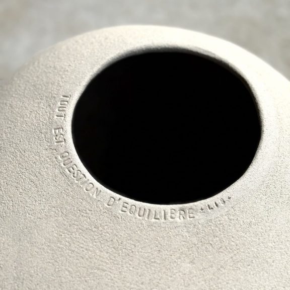 Détail de l’inscription “tout est question d’équilibre” sur l’amphore en grès