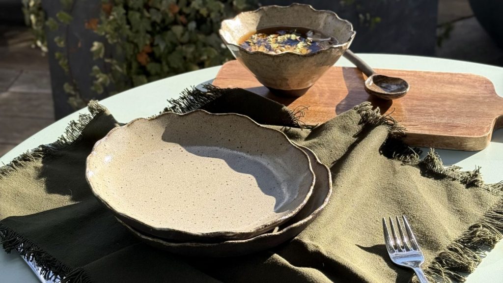 Table dressé avec les pièces de la collection Flor en céramique artisanale.