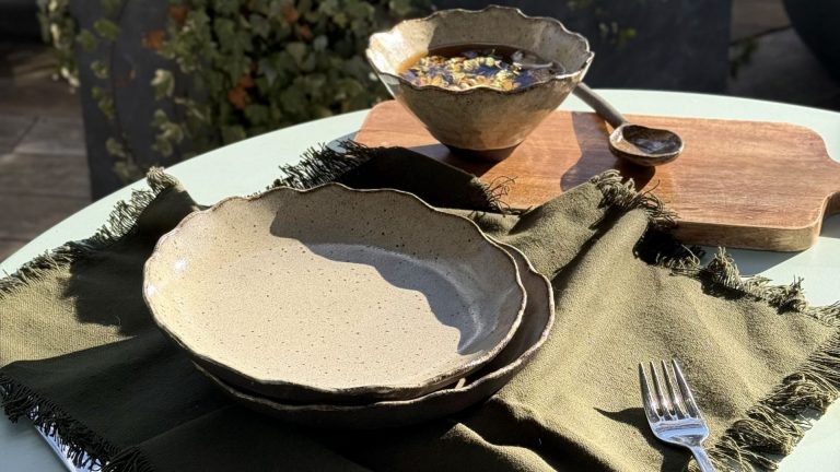 Table dressé avec les pièces de la collection Flor en céramique artisanale.