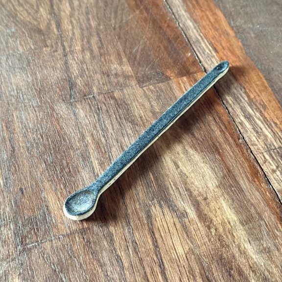 Cuillère touillette Biarritz en grès blanc PYRITÉ émaillée de bleu, façonnée à la main