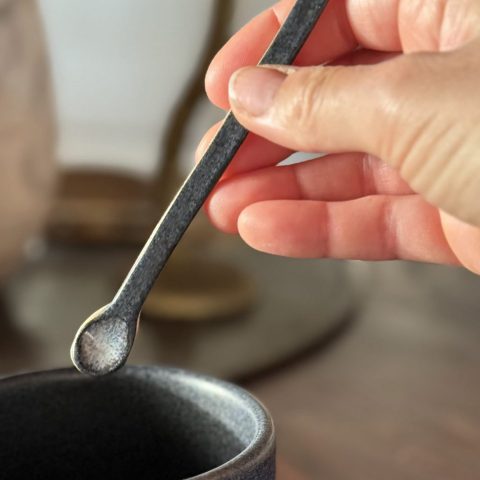 Cuillère touillette Biarritz en grès artisanal dans une main
