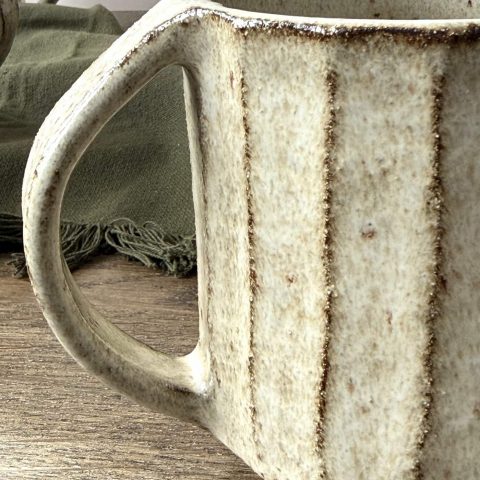 détail anse mug artisanal en grès texture striée