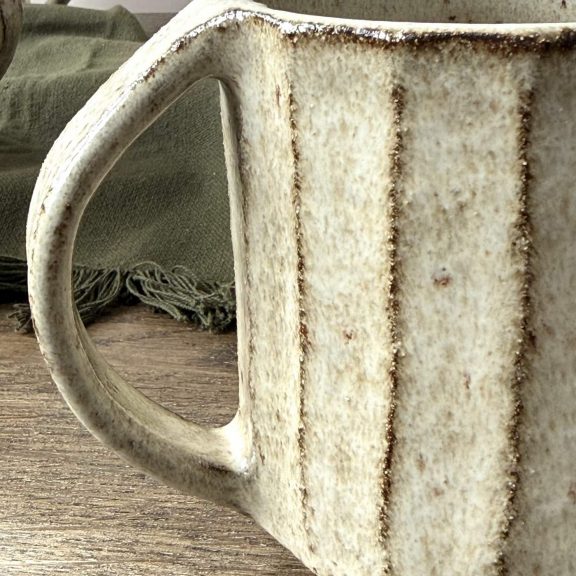 détail anse mug artisanal en grès texture striée