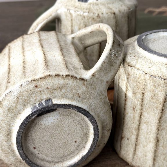 dessous mug en grès artisanal pied céramique