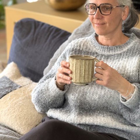 mug artisanal en grès ambiance cosy maison