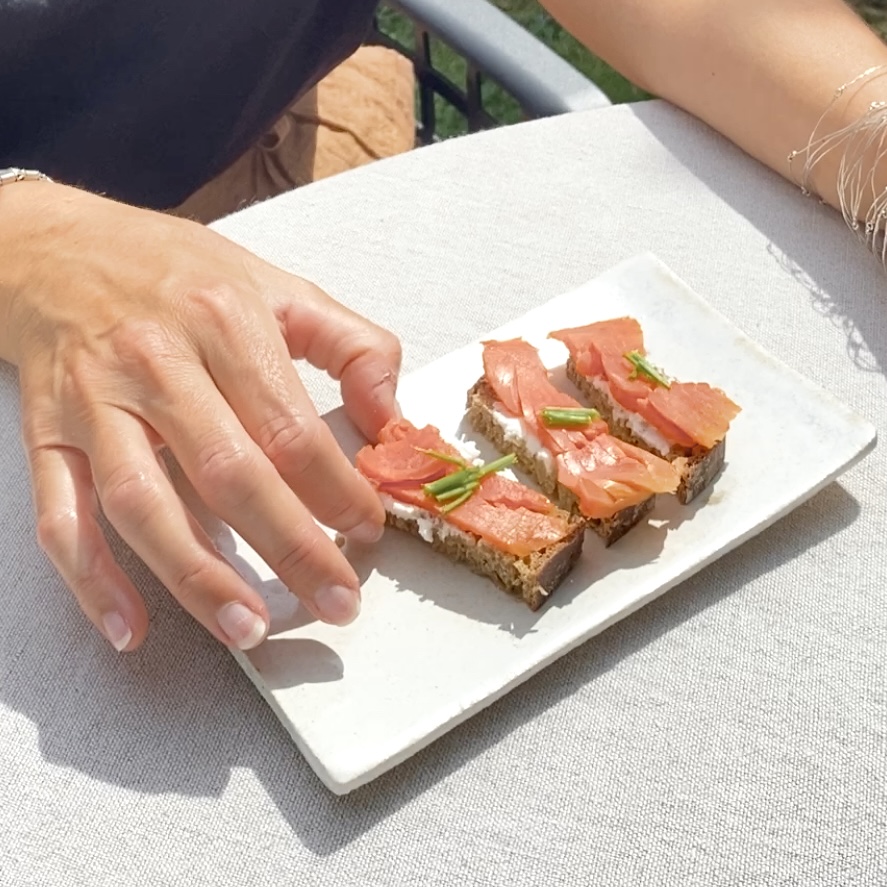 Plat Étoile en grès artisanal avec des toasts de saumon.