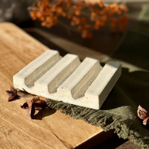 Porte-savon en céramique artisanale ALIX en grès blanc avec rainures.