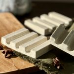 Détail du porte-savon en céramique artisanale ALIX en grès blanc